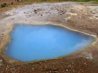 Blaues Auge "Blesi" im Geysirfeld